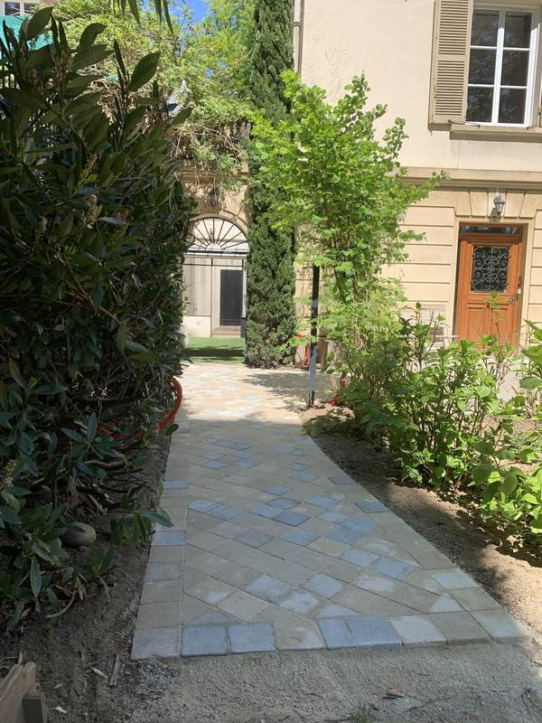 Allée pavée dans un jardin de propriété ancienne