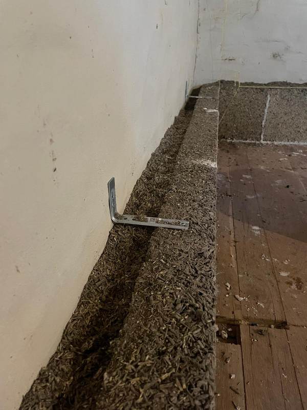 Soubassement en blocs de chanvre, hérisson ventilé