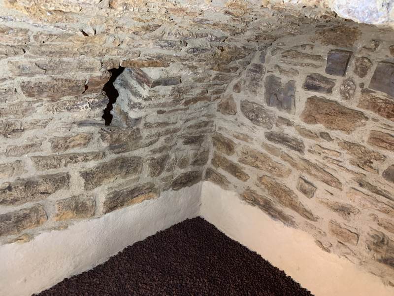 Angle de mur en pierre apparente restauré