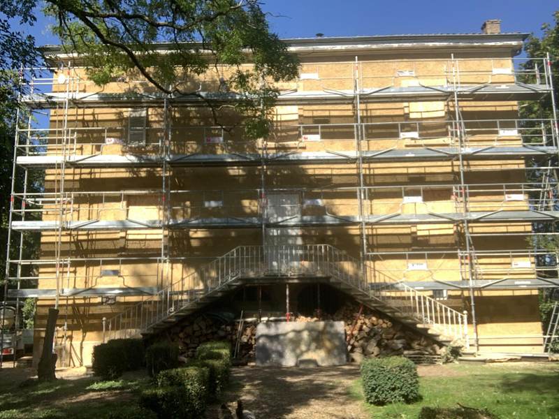 Bâtiment sous échafaudage pour la reprise des enduits extérieurs