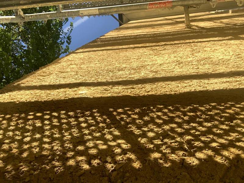 Détail d'un enduit naturel en cours de séchage