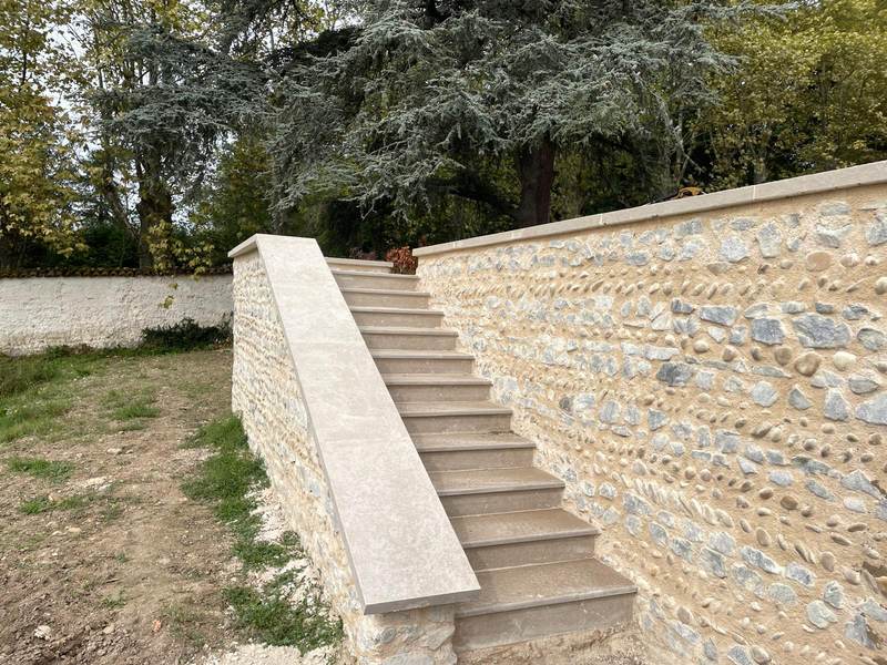 Mur de clôture en pierre avec escalier intégré