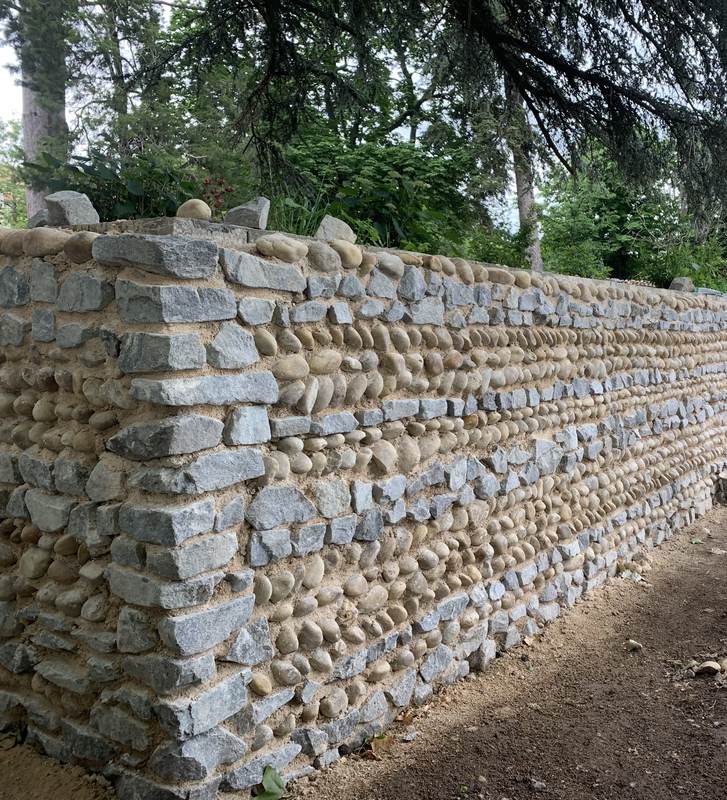 Mur en pierre et galets en cours de restauration