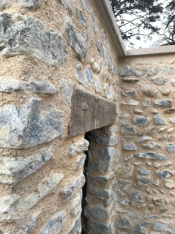 Ouverture voûtée intégrée dans un mur en pierre