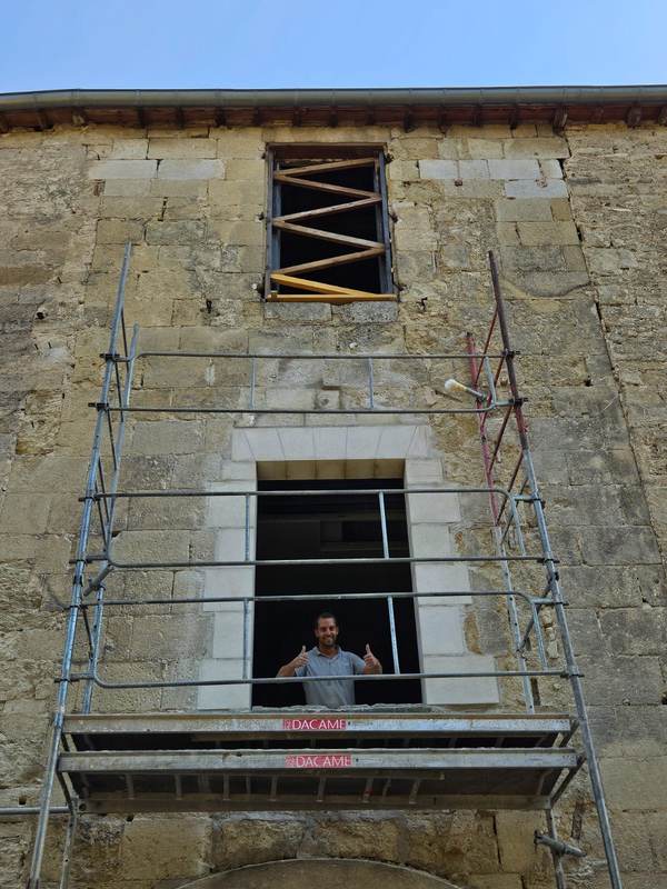 Restauration d'une ouverture, échafaudage en façade