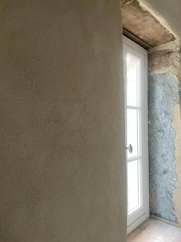 Fenêtre restaurée avec encadrement en pierre