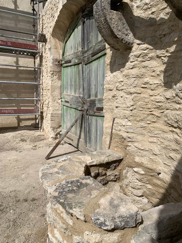 Porte en bois vert et encadrement en pierre taillée