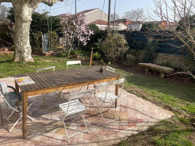 Terrasse en tomettes anciennes dans un jardin