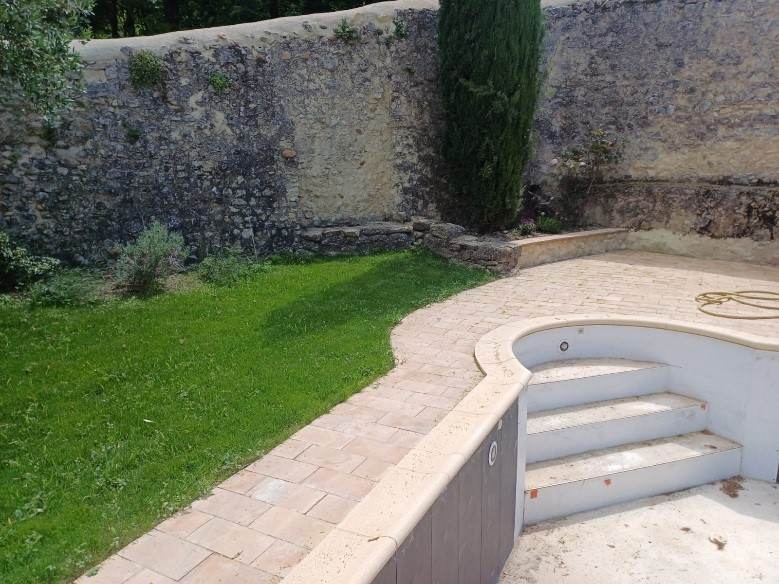 Plage de piscine en terrasse cintrée